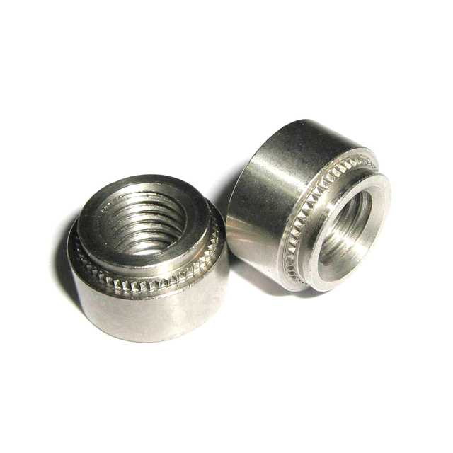 Selbstsichernde Mutter. Selbstsichernde Mutter aus Edelstahl 304. Presseinsatz-Nietmutter